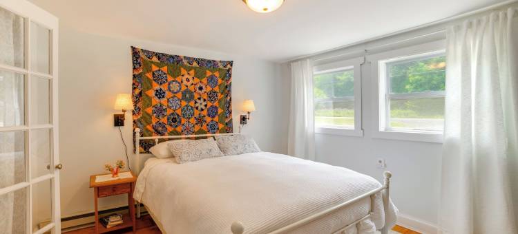 沃尔顿林间之家：有火坑和现场池塘！(Fire Pit & On-site Pond: Wooded Walton Home!)图片