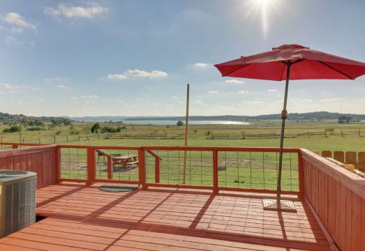 Canyon Lake Townhome w/ Balcony, Deck & Yard!Hotel Overview