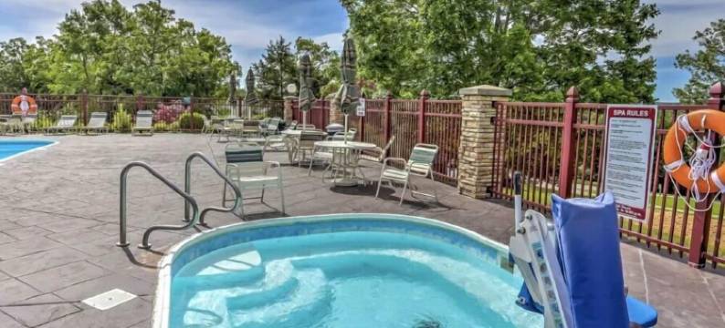 Walk in condo with golf course view.图片