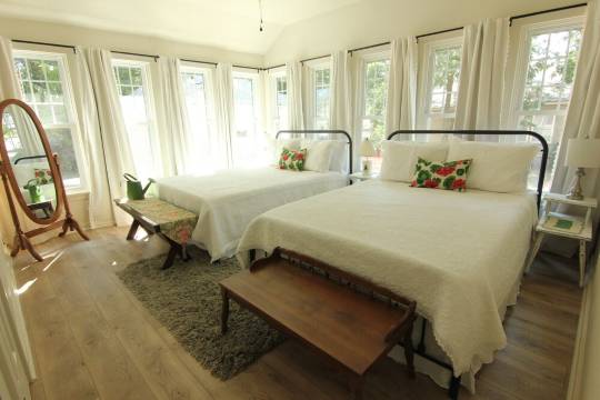 Fully Remodeled! Three minute WALK to the Pioneer Woman Merc!