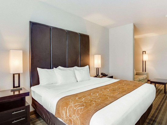 曼德维尔卡温顿舒适套房酒店