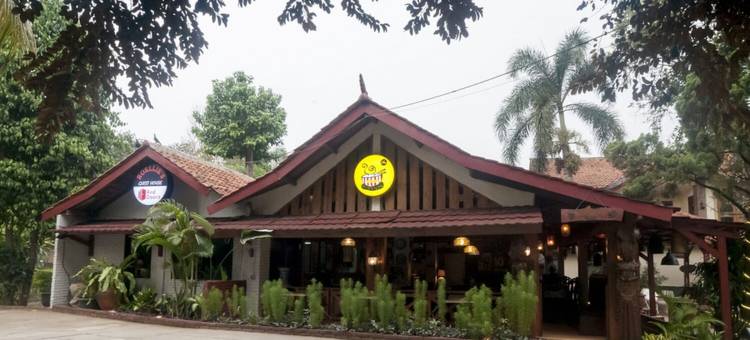 红多兹伊斯兰Plus酒店-近希布布尔特朗斯公寓(RedDoorz Syariah Plus Near Trans Studio Cibubur)图片