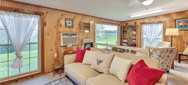 位于肯塔基州的高地牛工作农场小屋(Cabin on Working Highland Cattle Farm in Kentucky)图片