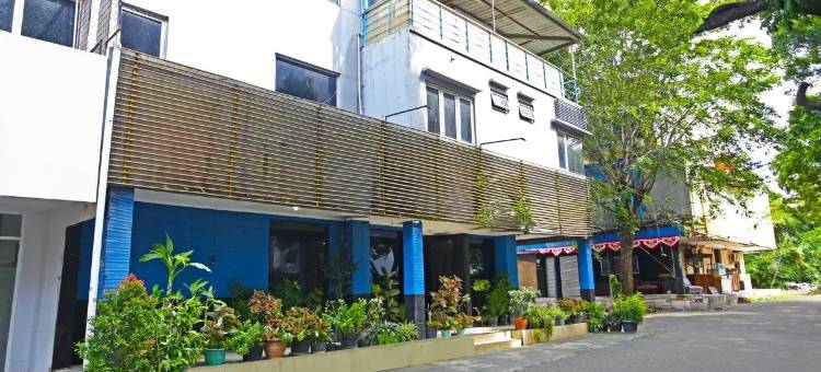 红多兹酒店-近力宝西卡朗城市步行街(RedDoorz Near City Walk Lippo Cikarang)图片