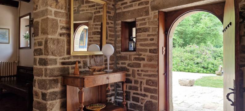 Mill in Brittany by River Aulne with Kayaks图片