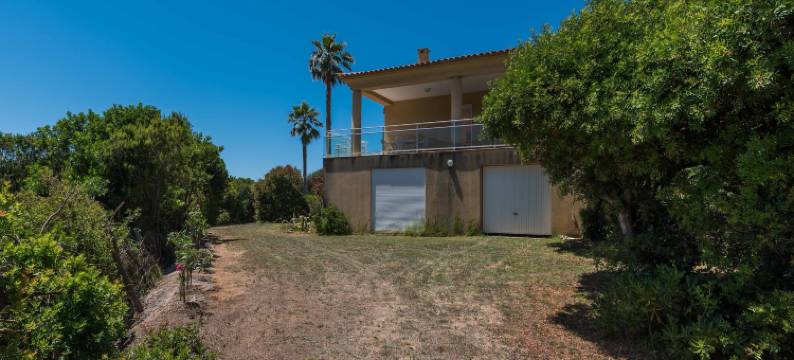 Spacious Villa with Pool图片