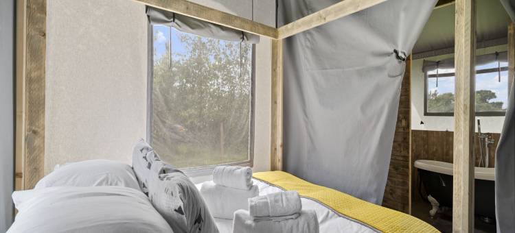 Safari Tent by Hertford Lake with Hot Tub图片