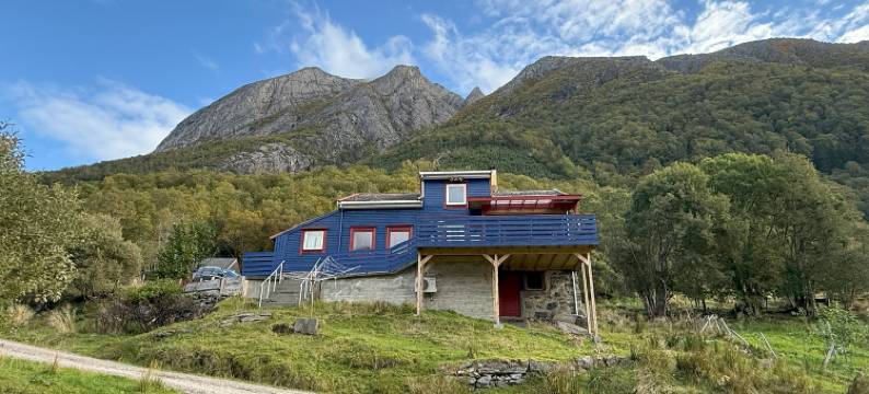Spacious house, with boat, in beautiful landscape图片