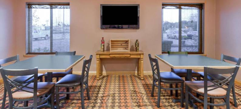 印第安纳克罗弗戴尔温德姆速 8 酒店(Super 8 by Wyndham Cloverdale IN)图片