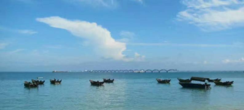 涠洲夕阳海岸沙滩木屋图片