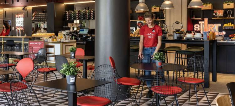 宜必思巴塞罗那维拉德塞斯机场酒店(Ibis Barcelona Aeropuerto Viladecans)图片