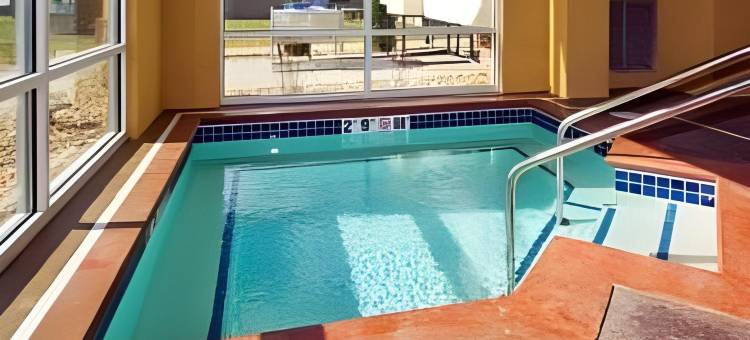 锡达福尔斯郊区开放式客房(Suburban Studios Cedar Falls)图片