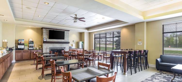 密尔沃基机场品质套房酒店(Quality Suites Milwaukee Airport)图片