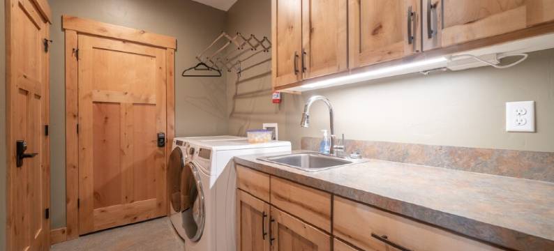 Yellowstone Cabin + Hot Tub + Fire Pit + Heated Garage + 3 on-Suite Bedrooms图片