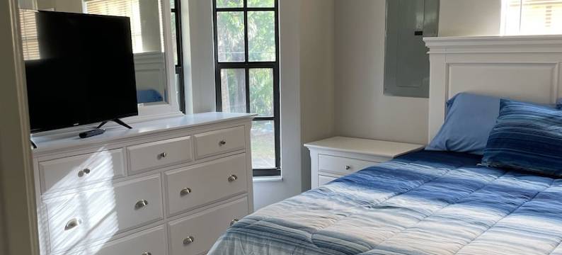 Manatee Manor. Waterfront, dock, stilted home. Renovated June '23.图片