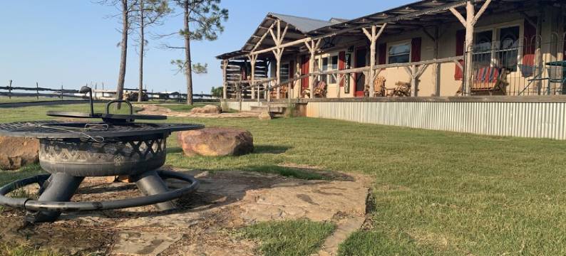 Mountain views, wrap around porch, incredible lawn with fire pit!!图片