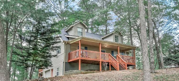 2800 sqft Forest Retreat!4 min to Pool- Hot Tub~Firepit~Dogs! 8 min to Town!图片