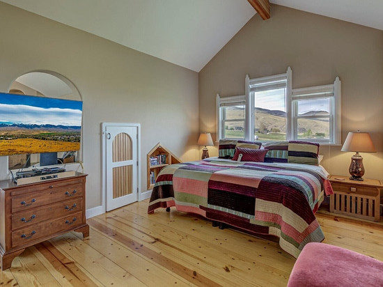 Upscale Apartment with Panoramic Views