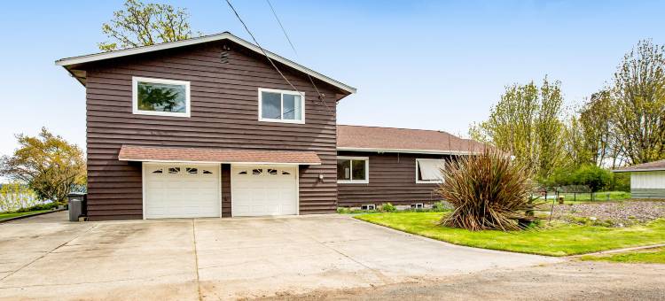 Soundfront home with WiFi, washer/dryer, central AC, and enclosed yard图片