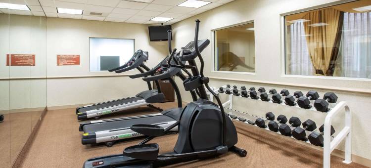 艾斯利普麦克阿瑟机场拉昆塔温德姆套房酒店(La Quinta Inn & Suites by Wyndham Islip - MacArthur Airport)图片