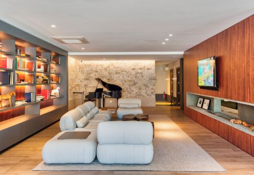 Hotel Cercano Hotel Overview