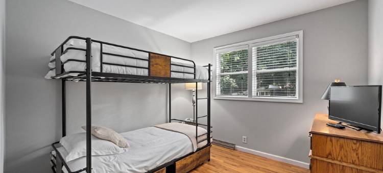 Peaceful Cozy Home with Well Equipped Kitchen, WiFi, & King Bed in St Charles图片