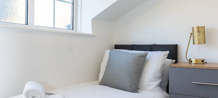 精彩4床8人民宿停车场(Stunning 4 Bed Sleeps 8 Cottage Parking)图片