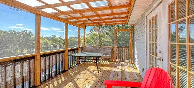 Big Canal-front house, kayaks, canoes, game room, fish right from the dock.图片