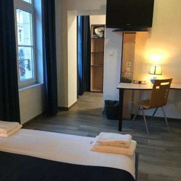 西泽酒店(Hotel César Centre-Ville Gare Charleville-Mézières)图片