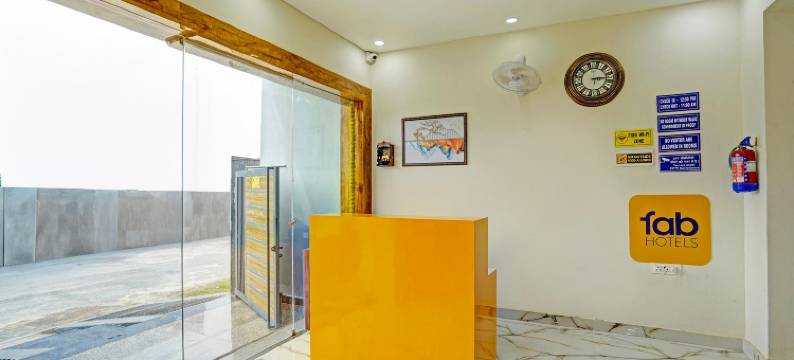 Fabhotel 维拉亚杰(FabHotel the Viraaj - Gaur City Mall)图片