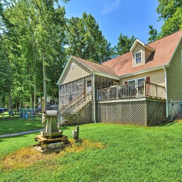 美丽的湖滨度假屋，带码头和烤架！(Beautiful Lakefront Retreat w/ Dock & Grill!)图片