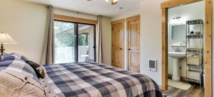 河畔林地小屋：树木和森林景观(Riverfront Woodland Cabin: Wooded & Forested Views)图片