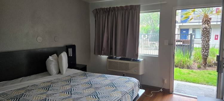 丽笙公园酒店，特雷西(Super 8 by Wyndham Tracy)图片