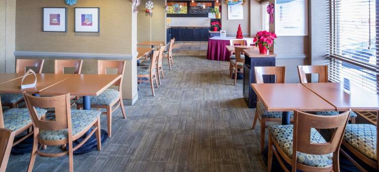 品质酒店及套房-皮埃尔·埃利奥特·特鲁多机场(Quality Inn & Suites PE Trudeau Airport)图片