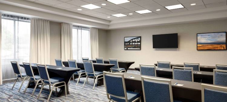 斯普林菲尔德机场广场拉昆塔温德姆套房酒店(La Quinta Inn & Suites by Wyndham Springfield Airport Plaza)图片