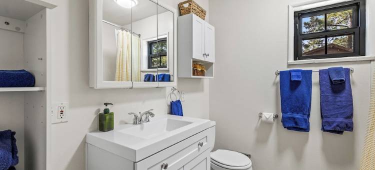 Cobalt Bungalow w/AC, Fully Fenced Yard, Covered Patio, 4 Smart TVs, W/D, WiFi图片