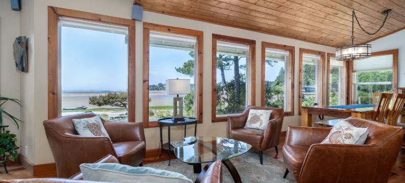 Coastal Getaway with Hot Tub and Stunning Views - Inviting Escape图片