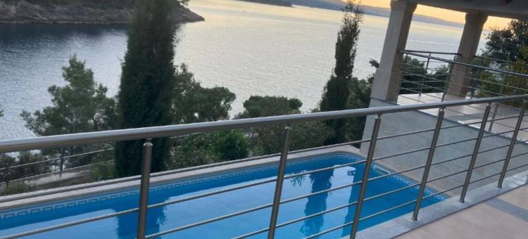 海滨豪华别墅，带私人泳池和壮丽海景(Beachfront Luxury Villa With Private Pool and Stunning Sea Views)图片