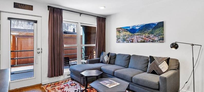 Top Floor Condo with Balcony Steps to Lifts & Main Street 2 Bedroom Condo by RedAwning图片