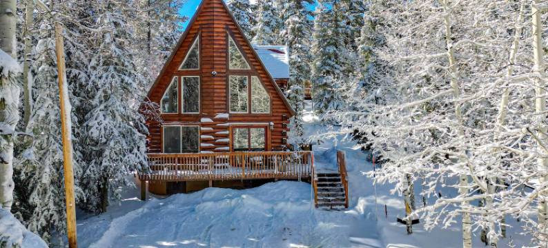 徒步、骑行和滑雪：鸭溪村A型小屋！(Walk to Duck Creek Village A-Frame Getaway!)图片