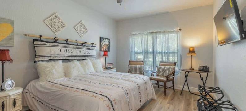 La Casita：有热水浴缸和火坑，距离弗雷德15分钟(La Casita: Hot-Tub & Firepit, 15 Min to Fred!)图片