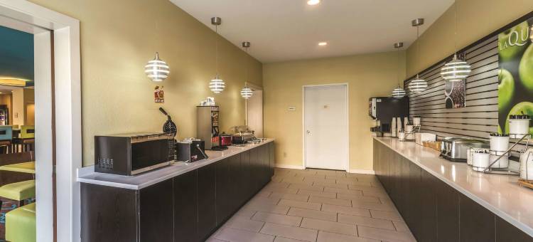 圣路易斯科林斯维尔拉昆塔温德姆套房酒店(La Quinta Inn & Suites by Wyndham Collinsville - St. Louis)图片