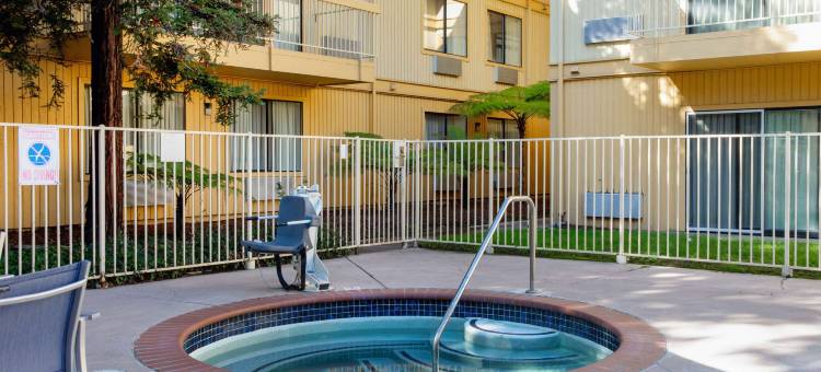 奥克兰海沃德拉昆塔温德姆套房酒店(La Quinta Inn & Suites by Wyndham Oakland - Hayward)图片