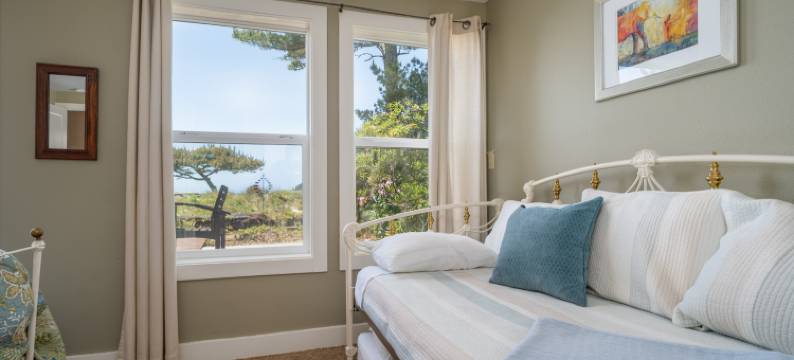 Coastal Getaway with Hot Tub and Stunning Views - Inviting Escape图片