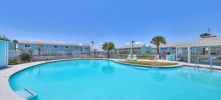 Waterfront retreat with a pool & dock plus central AC, washer/dryer, & views图片