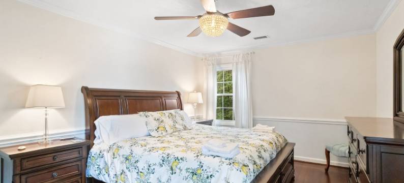 Charming Waterfront Home with Private Dock - Spacious Mountain Retreat图片