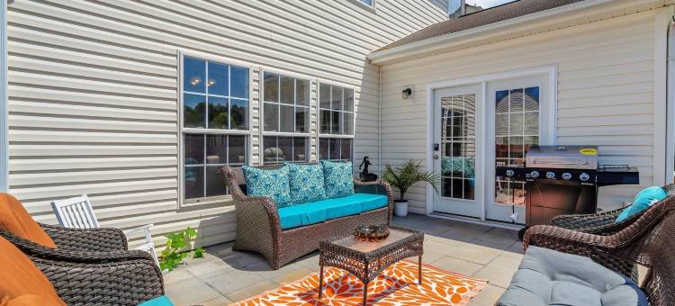 适合儿童的拱廊 火坑 烧烤 热水浴缸(Kid Friendly Park Arcade Fenced Yard Firepit Grill)图片