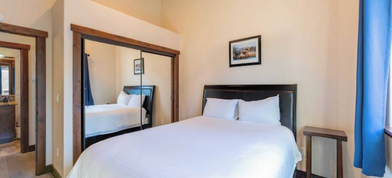 Avantstay的Meyers Meadow热水浴缸，大露台(10Mins to Lake • Hot Tub Game Room Forest Views Meyers Meadow by AvantStay)图片