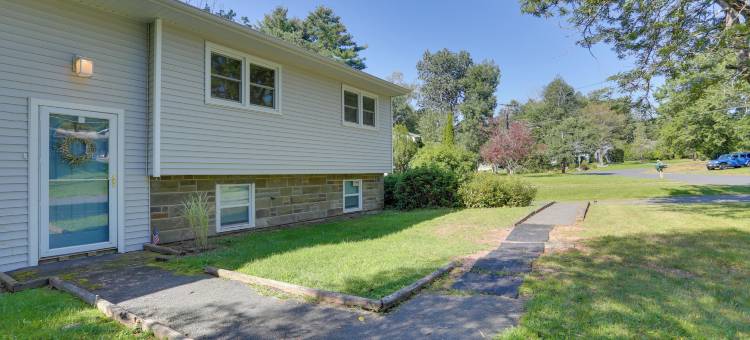 带露台的基亚梅沙湖度假屋：距离世界度假村4英里！(Kiamesha Lake Home w/ Deck, 4 Mi to Resorts World!)图片