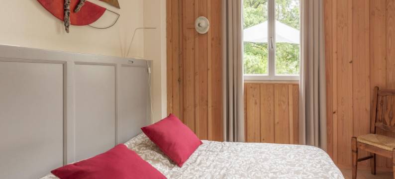 Burgundy Poolside Getaway图片